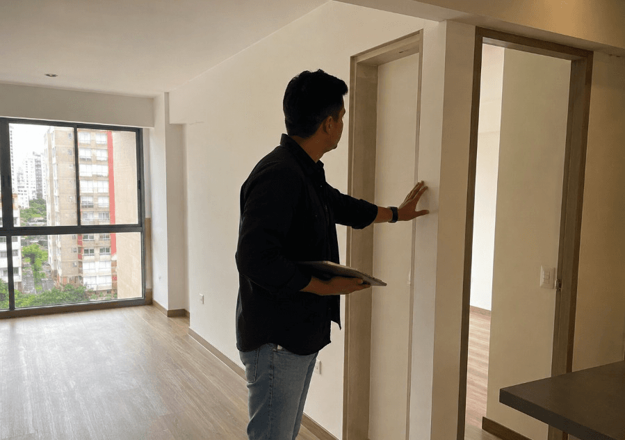 Arquitecto revisando acabados del inmueble